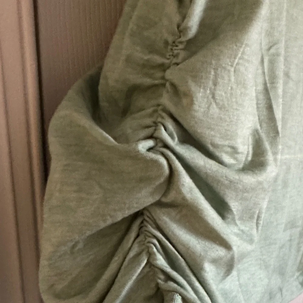 WIHOLL Sage Green Ruched Hem V-Neck Tee – XL (NWT) - Picture 3 of 10